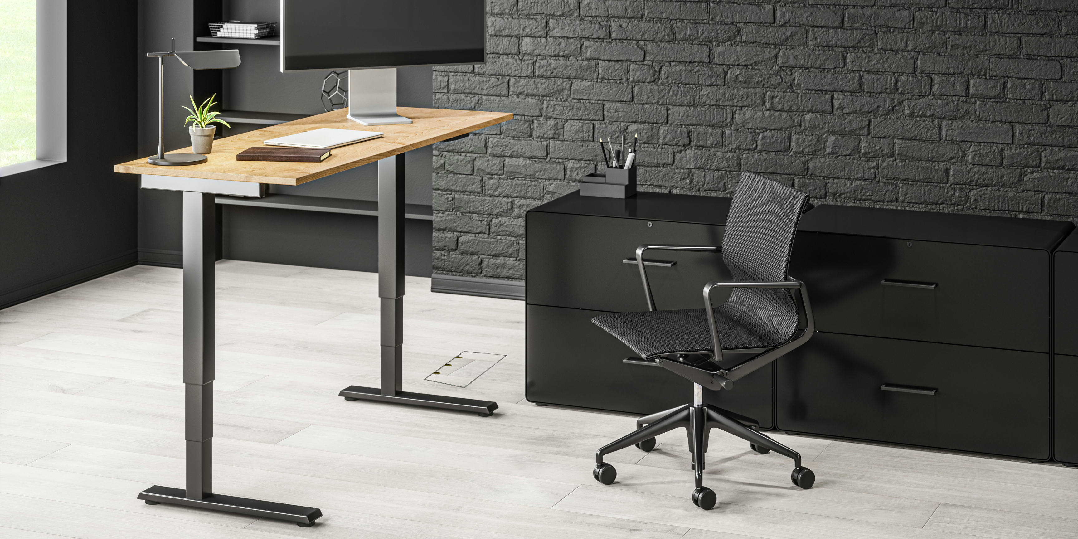 Büro mit einem Stehtisch und einem eingebauten Bodentank im Fußboden